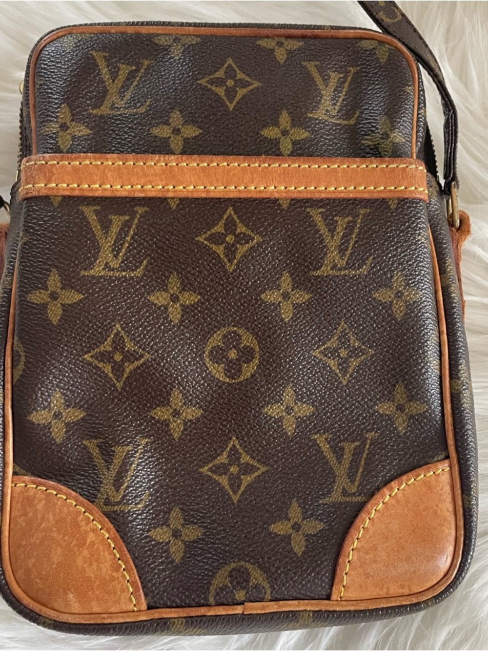 Louis Vuitton Monogram Crossbody - Picture 4 of 8